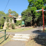 Cremorne Reserve has a number of entrances
